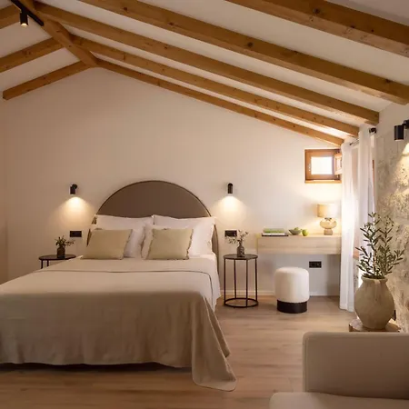 Old Town Olive Luxury Room For 3-2